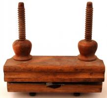 XX. sz. eleje: speciális szorítóval ellátott gyalu, igényes asztalosok részére / Special plane 26 cm