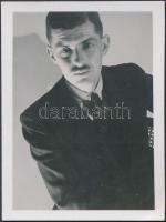 cca 1932 Kinszki Imre(1901-1945): Önarckép, jelzés nélküli vintage fotó a szerző hagyatékából, 6x4,5 cm