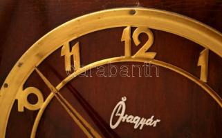 MOM Óragyár márkájú fa asztali óra. (Fa ház, fém szerkezet. A fém szerkezeten: 00583243 jelzéssel.) ...