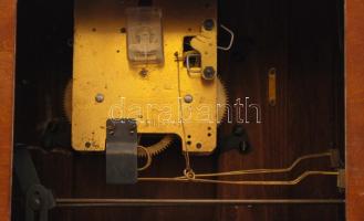 MOM Óragyár márkájú fa asztali óra. (Fa ház, fém szerkezet. A fém szerkezeten: 00583243 jelzéssel.) ...