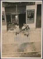 1931. augusztus 4. Kinszki Imre(1901-1945): Gross Dezső sütödéje Zuglóban, jelzés nélküli vintage fotó a szerző hagyatékából, 8,5x6 cm