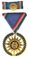 1976. "Szocialista Magyarországért Érdemrend" aranyozott, zománcozott Br kitüntetés mellszalaggal, szalagsávon miniatűrrel, adományozói dísztokban T:1- / Hungary 1976. "Order of Merit for the Socialist Hungary" gilt, enamelled Br decoration on ribbon, with miniature and thin ribbon, in original case C:AU NMK 715.