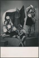 cca 1935 Leichtner Erzsébet vintage fotója a Szentpál Olga(1895-1968) mozgásművészeti iskola növendékeinek fellépéséről, 11,5x17 cm