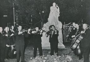 1965 Szeged, A Dankó Pista zenekar megalakulásának 10. évfordulóján, névadója szobor-emlékművénél muzsikált, 16,5x23 cm