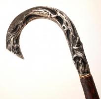 Ezüst fejű (Ag.), jelzett fa sétapálca, indamotívumokkal, és zenélő macskafigurával, h: 90 cm. / Wal...