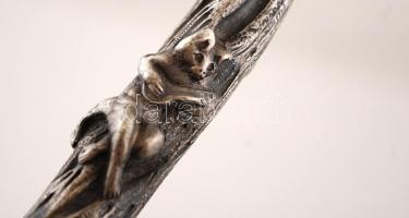 Ezüst fejű (Ag.), jelzett fa sétapálca, indamotívumokkal, és zenélő macskafigurával, h: 90 cm. / Wal...