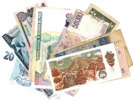 30db-os vegyes külföldi bankjegy tétel közte Pápua Új-Guinea, Egyiptom, Guyana, Csehszlovákia, Izlan...