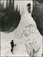 cca 1970 Jégcsapok alpinistái, jelzés nélküli vintage fotó, 24x18 cm