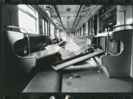 cca 1985 Budapest, Vandalizmus a metróban, 2 db vintage fotó, 18x24 cm