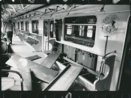 cca 1985 Budapest, Vandalizmus a metróban, 2 db vintage fotó, 18x24 cm