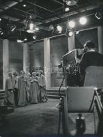 cca 1968 TV stúdióban, jelzés nélküli vintage fotó Kotnyek Antal (1921-1990) fotóriporter hagyatékából, 24x18 cm