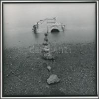 cca 1985 Mudrák Attila: Jelen, pecséttel jelzett vintage fotóművészeti alkotás, 17,5x17,5 cm