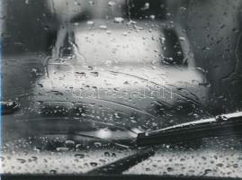 1974 Mihalecz Lajos: Esőben, pecséttel jelzett vintage fotóművészeti alkotás, 18x24 cm