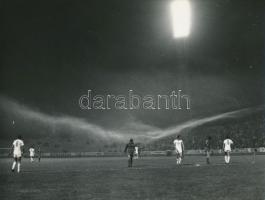 1982. október 19. Kabáczy Szilárd: ... És felszáll a köd..., feliratozott vintage fotóművészeti alkotás, 18x24 cm