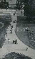1964 Dr. Gerendás Mihály: Sétálók, feliratozott vintage fotóművészeti alkotás, 23,5x14,5 cm