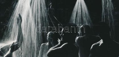 1964 Füredi Ferenc (Győr): Zuhany alatt, feliratozott vintage fotóművészeti alkotás, 11x23 cm