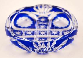 Kék színű metszett, csiszolt üveg hamutálka, apró csorbával, d: 10,5 cm