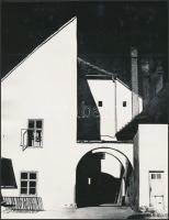1965 Kocsis Iván (Vác): Kőszegi tanácsház részlete, feliratozott vintage fotóművészeti alkotás, 24x19 cm