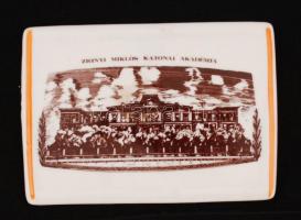 Zrínyi Miklós Katonai Akadémia feliratú látképes porcelán plakett, matricás, jelzett, kopásnyomokkal, saját dobozában, 8,5×11,5 cm