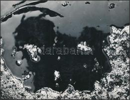 1965 Balogh László (Debrecen) cím nélküli, feliratozott vintage fotóművészeti alkotás, 23x18 cm