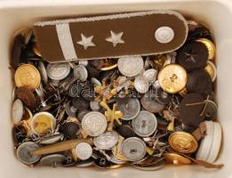 Katonai gomb tétel, több száz gomb, közte váll-lap is