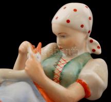 Zsolnay porcelán libatömő lyány, kézzel festett, jelzett, kis kopásnyomokkal, m: 17 cm