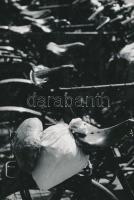 1965 Horváth Lajos (Debrecen): Bevásárlás, feliratozott vintage fotóművészeti alkotás, 24x16 cm