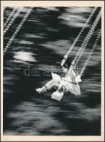 cca 1975 Baricz Katalin: Körhintán, vintage fotóművészeti alkotás, albumlapra felragasztva, feliratozva, 24x18 cm