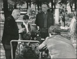 cca 1970 Keleti Márton (1905-1973) Kossuth-díjas filmrendező és Básti Lajos (1911-1977) Kossuth-díjas színész egy filmforgatáson, Réger Endre feliratozott vintage fotója, 18x24 cm