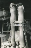 cca 1980 Kirakat, vintage fotó jelzés nélkül, 23x15,5 cm