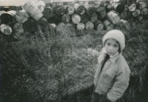 1989 Az utódok öröksége, Horváth Péter pecséttel jelzett vintage szociofotója, 16,5x24 cm