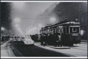 cca 1950 Budapest, a 68-as villamos megállója, ismeretlen képi forrás modern másolata, 10x15 cm