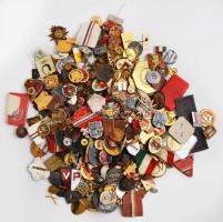 Vegyes magyar kitűző és jelvény tétel néhány emlékéremmel, összesen ~2,3kg súlyban, falerisztika és ...