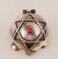 Ezüst (Ag.) figurális fűszertartó párban, jelzett, szintetikus kővel, m: 11 cm (2×), nettó:120 g (eg...