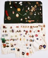 ~120db vegyes militiária és falerisztika témájú kitűző és jelvény a szocialista korszakból, közte NDK 1966. "10 éves a Nemzeti Néphadsereg 1956-1966" fém jelvény, 1966. "Budapesti Művészeti Hetek 1966" fém kitűző, Románia 1959. "II. Ifjúsági fesztivál - Temesvár" T:vegyes ~120pcs mixe military and civilian badges and pins from the socialist era, with DDR 1966. "10th Anniversary of the National Peoples Army 1956-1966" badge, Hungary 1966. "Budapest Art Weeks Festival 1966" pin, Romania 1959. "2nd Youth Festival - Timisoara" C:mixed