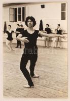 cca 1975 Rozmán Éva: Próba közben, feliratozott vintage fotóművészeti alkotás, kasírozva, 40x27 cm