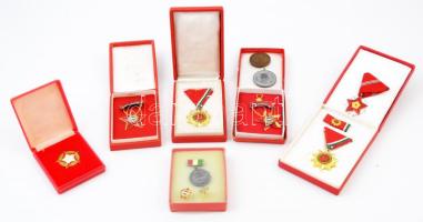 Vegyes 9db-os kitüntetés tétel, közte 7db szocialista kitüntetés, kettő kivételével eredeti tokban + 1938. "Felvidéki Emlékérem" fül és szalag nélkül + 1940. "Erdélyi Emlékérem" szalag nélkül T:2-3-