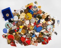 Vegyes kitüntetés, jelvény és érem tétel ~2,4kg-os súlyban, benne sok sport témában T:vegyes
Variou...