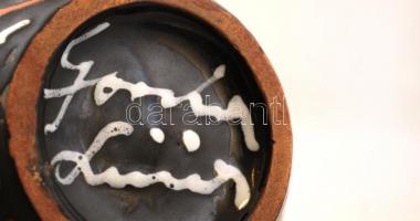 Gorka Lívia (1925-2011): Csíkos váza. Festett mázas kerámia, apró gyártási máz hibával, jelzett, m:2...