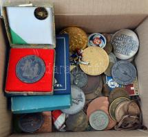 Kis doboznyi vegyes külföldi emlékérem és jelvény tétel, közte hamis pénz is T:vegyes Small box full of various commemorative medals and badges with some fake coins C:mixed