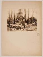 cca 1924 Kallós Oszkár pecséttel jelzett vintage fotója Mahunka Imre bútorgyáros és nemzetgyűlési képviselő síremlékéről, 17x22 cm, karton 40x30 cm