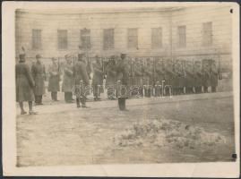 1924 Udvarlaki puskás őrség. Koronaőrség. fotó hajtásnyommal 12x10 cm
