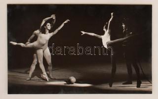 cca 1975 Szigeti Csaba: Vetélkedés, feliratozott vintage fotóművészeti alkotás, kasírozva, 25,5x39 cm