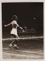 cca 1980 Menesdorfer Lajos: Lendület, pecséttel jelzett vintage fotóművészeti alkotás, 40x30 cm