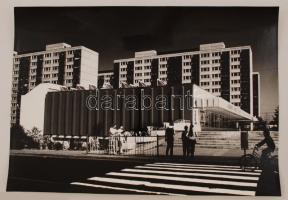 cca 1977 Gebhardt György (1910-1993): Lakótelep, feliratozott vintage fotóművészeti alkotás, 28,5x40 cm