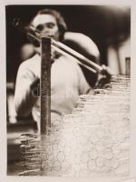 cca 1980 Zsigri Oszkár (1933-?): Üvegosztályozó, pecséttel jelzett vintage fotóművészeti alkotás, 40x30 cm