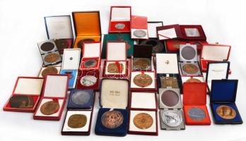 Lengyelország 32db-os vegyes emlékérem, emlékplakett tétel a szocialista időszakból, főleg katonai és hajózási témákban, benne 1db bolgár érem is, mindegyik tokban T:vegyes Poland 32pcs of various commemorative medals and plaques from the Socialist era, mostly military and shipping themes, all in cases with 1pc Bulgarian medal C:mixed