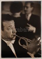 cca 1960 Dezső Pál (Kecskemét): Ötórai tea, feliratozott vintage fotóművészeti alkotás, kiállítási emlékjeggyel, 39x29 cm