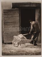 cca 1965 Medgyesi László (Kecskemét): Mészraktárnál, feliratozott vintage fotóművészeti alkotás, 40x30 cm