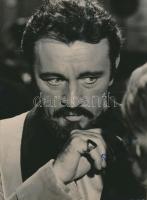 Sir Richard Burton (1925-1984) Golden Globe- és BAFTA-díjas walesi színész, rendező és producer saját kezű aláírása egy a művészt ábrázoló fotón, 24x18cm / Signature of Richard Burton, (1925-1984) Welsh stage and cinema actor